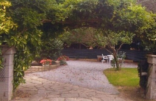 Concarneau Casa | Casa espaciosa y confortable en un jardín maduro. Wifi
