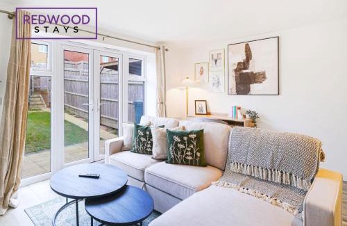 Sherborne St. John Casa | Spacious and Cosy 3-Bedroom 2-Bathroom Serviced House, Free WiFi and Free Parking for 2 Cars By Redwood Stays