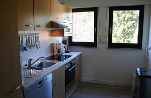 Elkeringhausen Apartamento | Spacious and cozy apartment in Winterberg-Elkeringhuizen, balcony and large garden