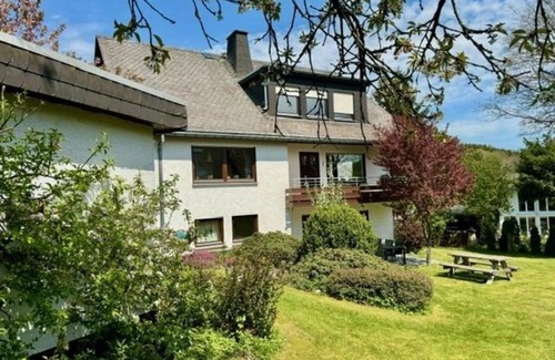 Elkeringhausen Apartamento | Spacious and cozy apartment in Winterberg-Elkeringhuizen, balcony and large garden