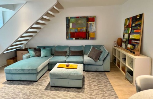 Riverside Casa | Spacious and Cozy 3-Bed, 2-Bath Residence in Toronto, ON