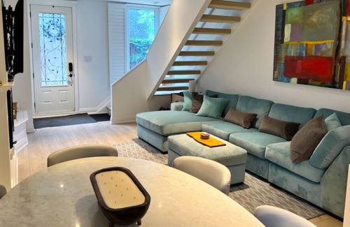Riverside Casa | Spacious and Cozy 3-Bed, 2-Bath Residence in Toronto, ON