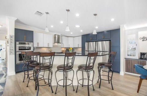 Truckland Casa | Spacious and cozy! 3 min from beaches, Prime location with shopping & dining!