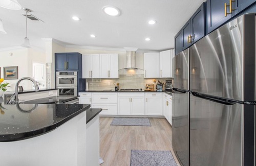 Truckland Casa | Spacious and cozy! 3 min from beaches, Prime location with shopping & dining!