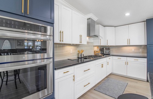 Truckland Casa | Spacious and cozy! 3 min from beaches, Prime location with shopping & dining!