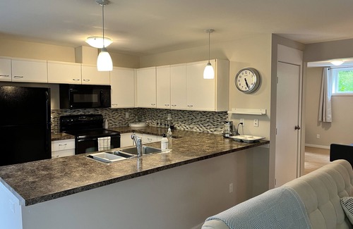 Central Saanich Casa | Spacious and cozy suite, ideal for your Island getaway.