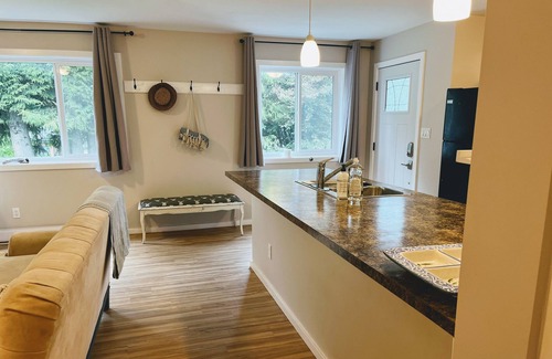 Central Saanich Casa | Spacious and cozy suite, ideal for your Island getaway.