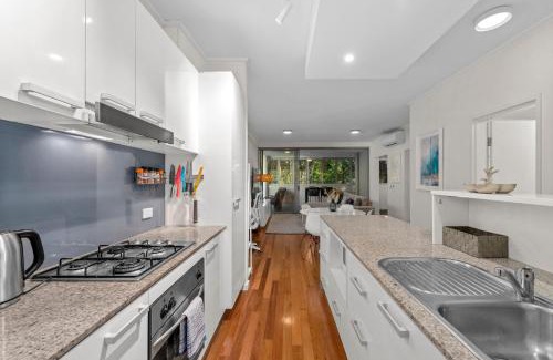 Teneriffe Apartamento | Spacious and Leafy with Pool and Parking - Walk to River