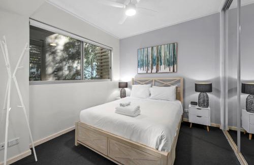 Teneriffe Apartamento | Spacious and Leafy with Pool and Parking - Walk to River