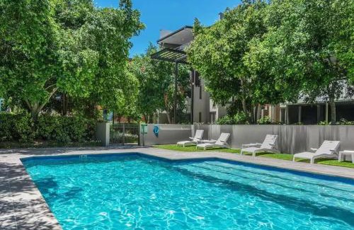 Teneriffe Apartamento | Spacious and Leafy with Pool and Parking - Walk to River