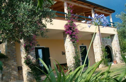 Pisciotta Apartamento | Habitación amplia y luminosa con baño privado y acceso independiente.