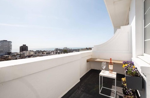Montpelier Apartamento | Spacious and luxe two king bedroom sea-view apt