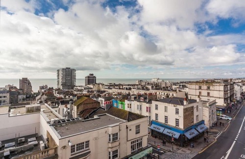 Montpelier Apartamento | Spacious and luxe two king bedroom sea-view apt