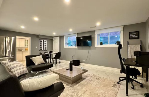 Erin Mills Apartamento | Spacious and Luxurious 2BR Suite with Huge Windows