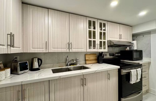 Erin Mills Apartamento | Spacious and Luxurious 2BR Suite with Huge Windows