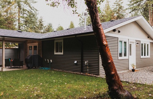 Halfmoon Bay Cabaña | Spacious and modern 2 bedroom 2 bathroom cottage with private yard.