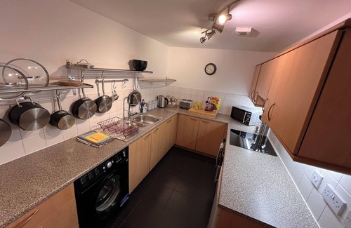 North West Apartamento | Spacious and Modern 3 Bedroom 1 Bathroom Apartment Near Art School, City Centre