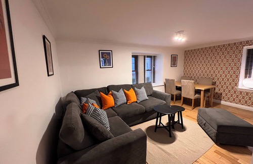 North West Apartamento | Spacious and Modern 3 Bedroom 1 Bathroom Apartment Near Art School, City Centre