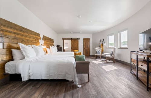 Pottawattamie County Otro | Spacious and modern guestrooms located a short drive from Omaha/Council Bluffs