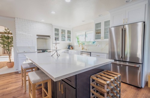Byron Casa | SPACIOUS AND PRIVATE 2-ACRE ESTATE SET AMONG AN OLIVE ORCHARD