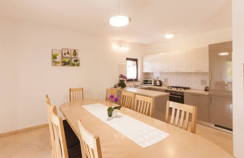 Zabrezani Villa | Espaciosa y privada villa de la piscina, Wifi, vallado