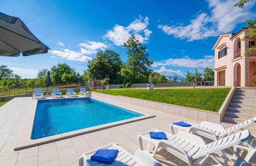 Zabrezani Villa | Espaciosa y privada villa de la piscina, Wifi, vallado