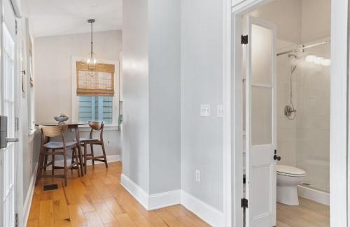 Westside Apartamento | Spacious and Quiet One Block off King Street