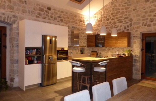Radanovici Casa | Casa de piedra espaciosa y recientemente renovada con piscina y vistas impresionantes.