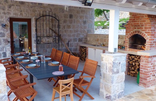Radanovici Casa | Casa de piedra espaciosa y recientemente renovada con piscina y vistas impresionantes.