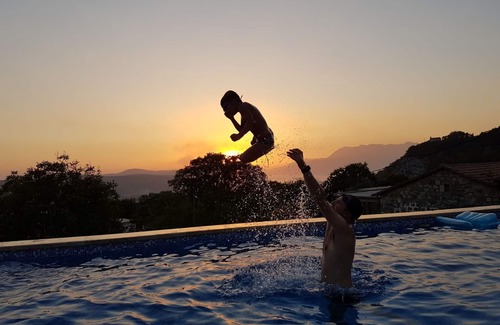 Radanovici Casa | Casa de piedra espaciosa y recientemente renovada con piscina y vistas impresionantes.