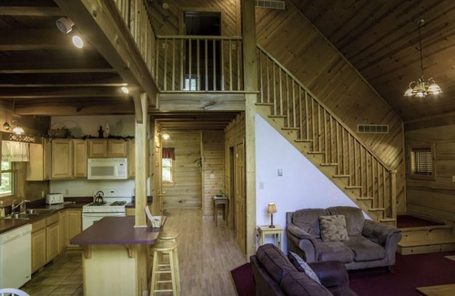 Helmsburg Cabina | Casa de troncos espaciosa y aislada cerca del condado de Brown
