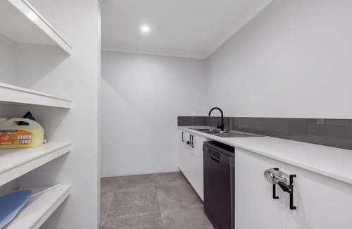Dawesville Casa | Spacious and serene intelligent home. 3 min to estuary,beach,shops, and trails