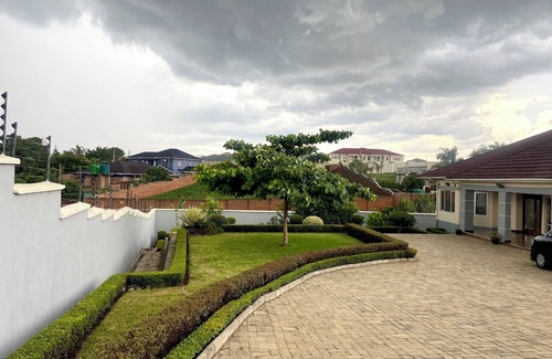 Blantyre Casa | Spacious and staffed 4-bedroom house with WiFi and AC in Blantyre