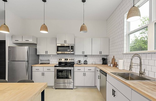 Downtown Apartamento | Spacious and Stunning Studio with Large Kitchen!