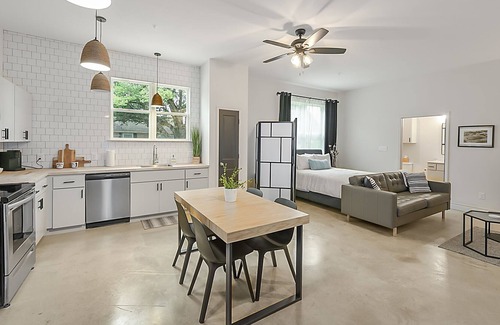 Downtown Apartamento | Spacious and Stunning Studio with Large Kitchen!