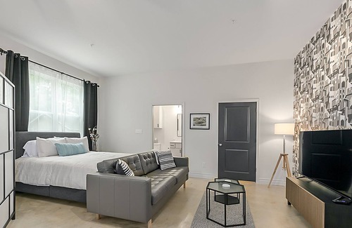 Downtown Apartamento | Spacious and Stunning Studio with Large Kitchen!