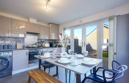 Milton Keynes Casa | Spacious and Stylish House - Sleeps up to 8 Guests