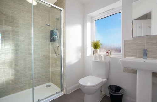 Milton Keynes Casa | Spacious and Stylish House - Sleeps up to 8 Guests