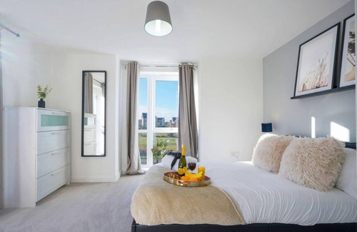 Milton Keynes Casa | Spacious and Stylish House - Sleeps up to 8 Guests