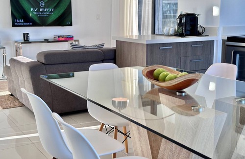 Bay Harbor Islands Apartamento | Spacious and Stylish Terrace 1BD Apt | Balcony, Kitchen and Daily Housekeeping
