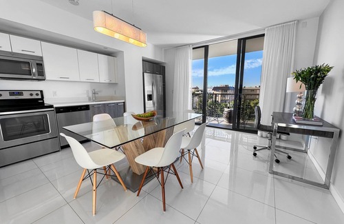 Bay Harbor Islands Apartamento | Spacious and Stylish Terrace 1BD Apt | Balcony, Kitchen and Daily Housekeeping