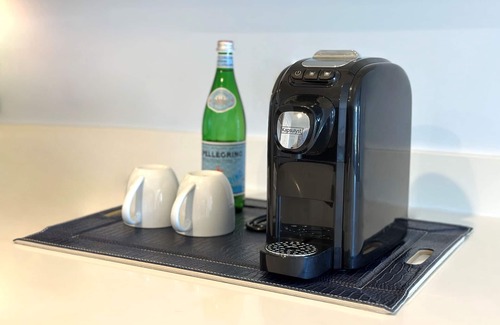Bay Harbor Islands Apartamento | Spacious and Stylish Terrace 1BD Apt | Balcony, Kitchen and Daily Housekeeping