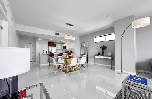 Bay Harbor Islands Apartamento | Spacious and Comfortable 2BD Skyline Apt | Balcony, Kitchen and Daily Housekeeping