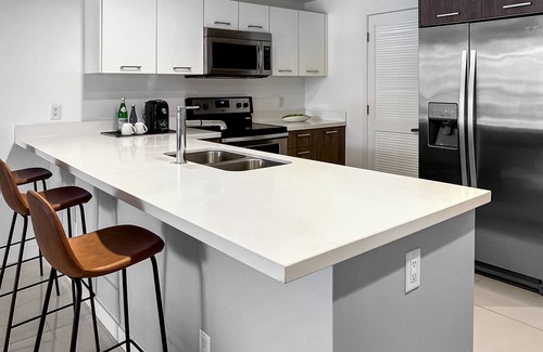 Bay Harbor Islands Apartamento | Spacious and Comfortable 2BD Penthouse | Balcony, Kitchen and Daily Housekeeping