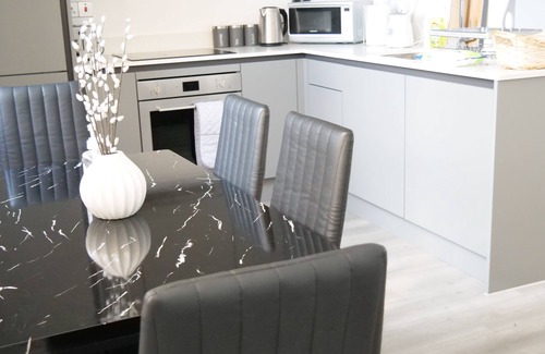 Milton Keynes Apartamento | Spacious apartment with workspace at the heart of the City!