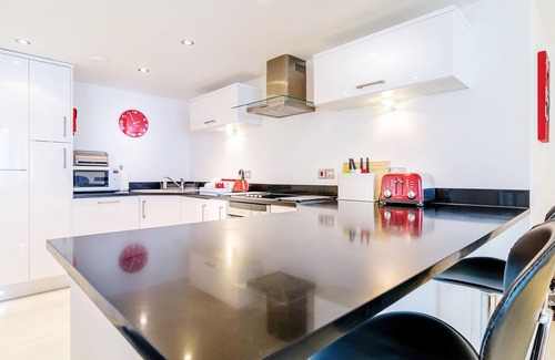 Newquay City Centre Apartamento | Spacious apartment, breathtaking sea views, private secure parking.