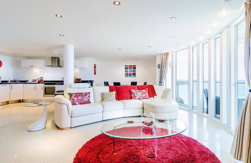 Newquay City Centre Apartamento | Spacious apartment, breathtaking sea views, private secure parking.