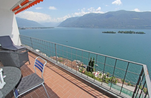 Ronco sopra Ascona Apartamento | Spacious apartment with magnificent panoramic views of the Brissago Islands