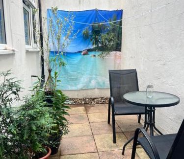Brighton Casa | Spacious apartment - 2 dogs live at the property