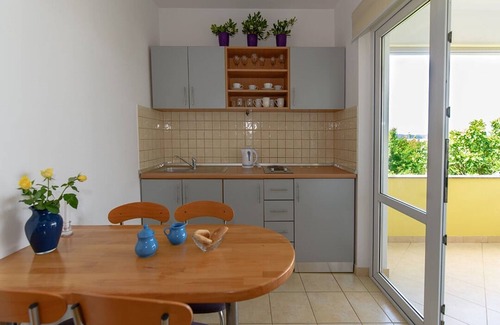 Sukosan Apartamento | Amplio apartamento en Sukošan con balcón